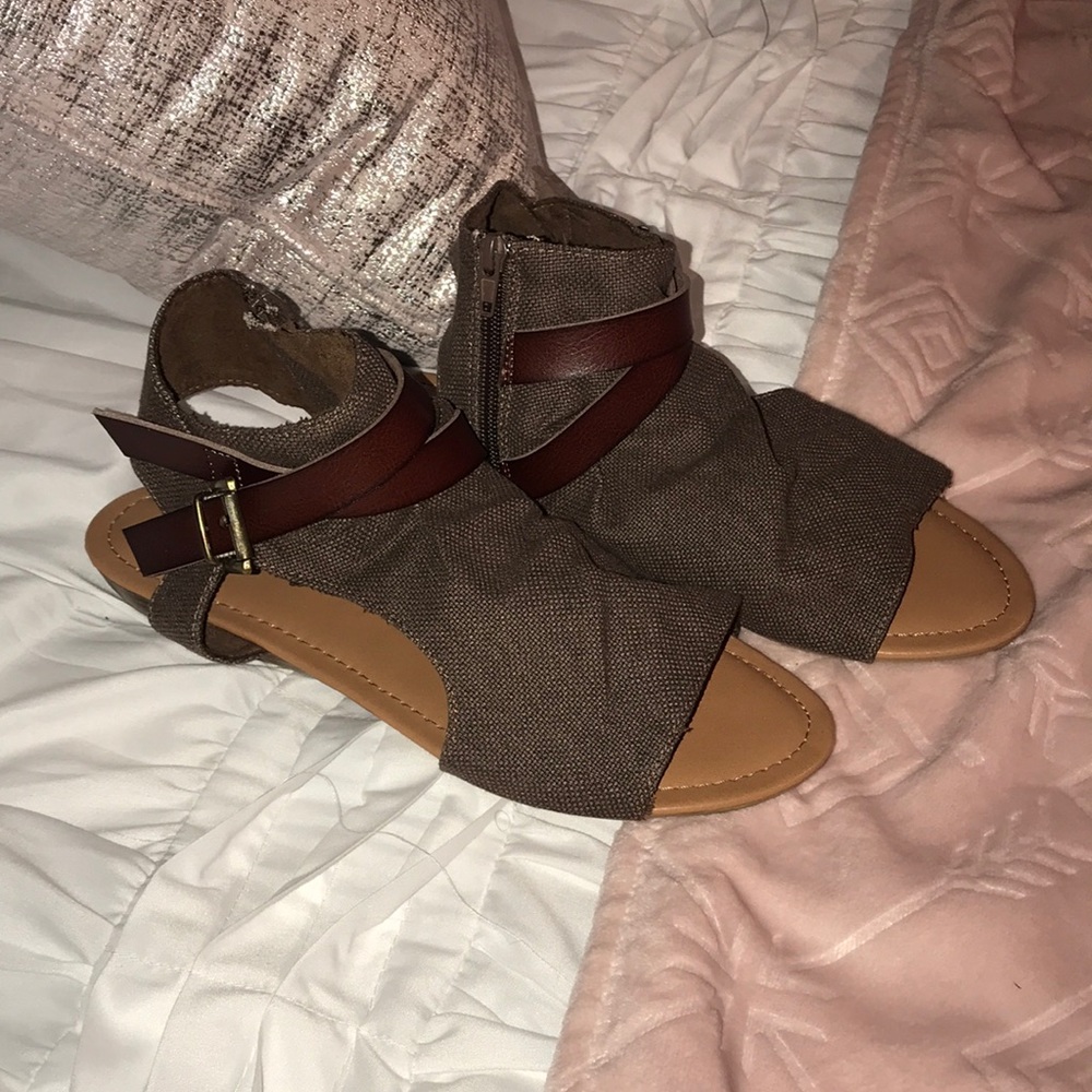 Pierre Dumas Olive Sandal size 9